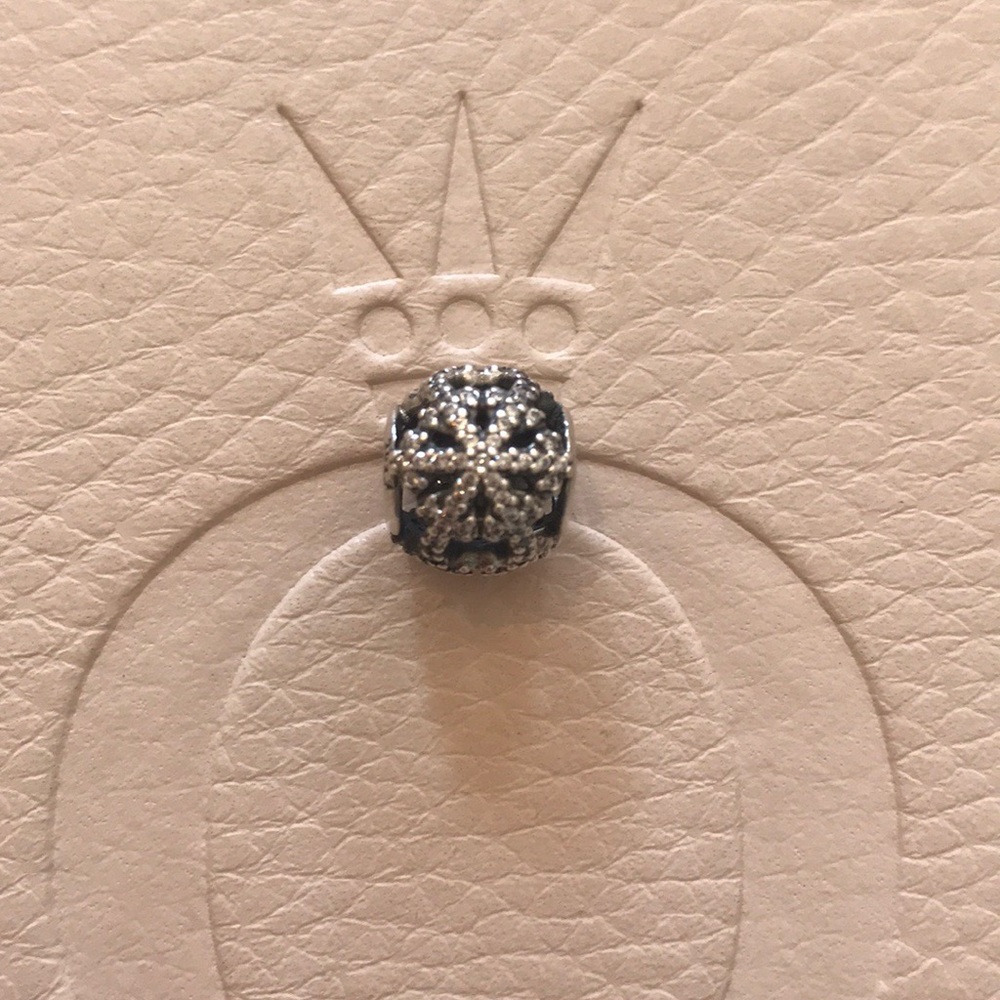 LIMITED EDITION Pandora 2013 Holiday Charm ❄️